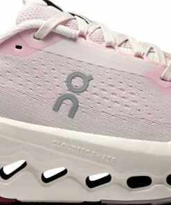 On Women's Cloudsurfer Trail 2 Lily/Gardenia