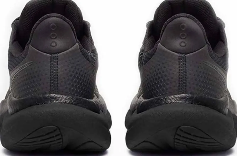 Saucony Women’s Triumph 23 GORE-TEX Triple Black
